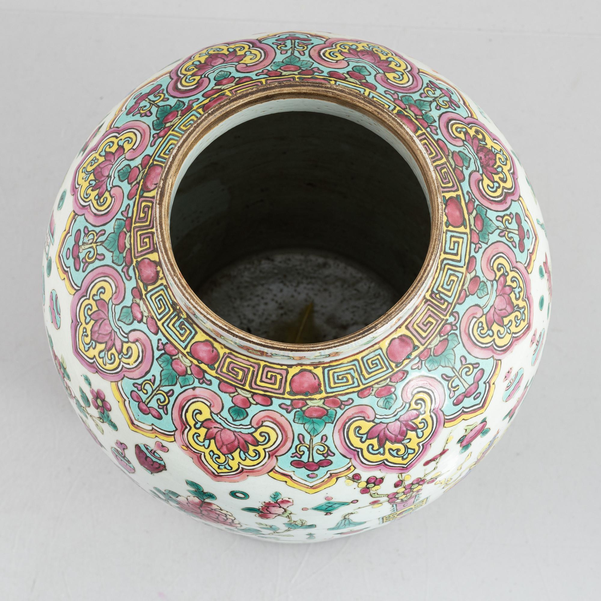 A Chinese famille rose porcelain urn with cover, late Qing dynasty / early 20th century.