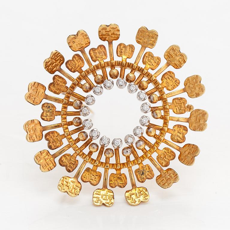 Tapio Wirkkala, Brosch "Solen", 18K guld och diamanter ca 0.13 ct tot. Kultakeskus, Tavastehus 2000.