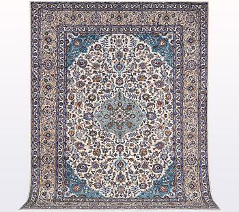 A carpet, Kashan, ca 364 x 280 cm.