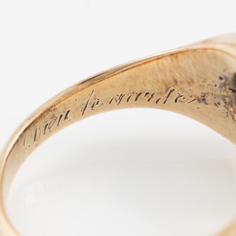 Ring, gold and black enamel with an emerald and rose-cut diamonds. Around the turn of the 20th century.