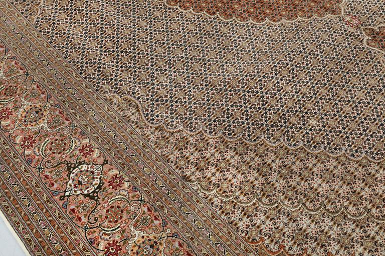 Matta, Täbris, part silk, s.k. 50 Radj, ca 416 x 304 cm.