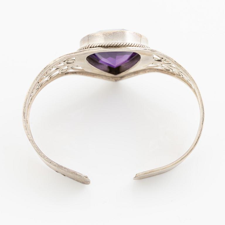Arm ring, silver with drop-cut amethyst.