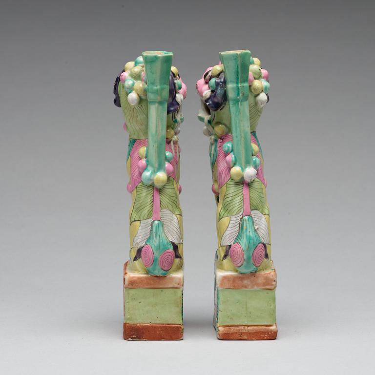 RÖKELSEHÅLLARE, ett par, porslin. Qingdynastin, omkring 1800.