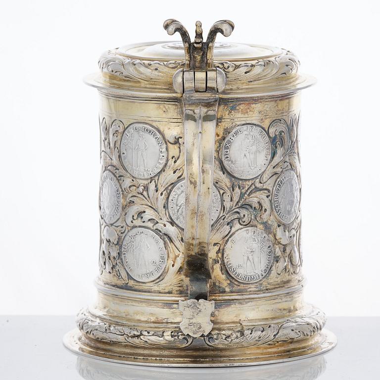 A German 17th century silver-gilt tankard, mark possibly of Abraham Wilde (Königsberg 1676-?).