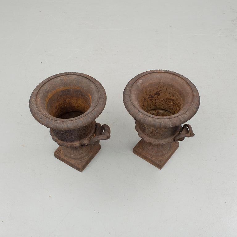 TRÄDGÅRDSURNOR, ett par, 1900-talets första hälft.