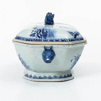 A blue and white export porcelain tureen with cover, and an oval serving dish, China, Qianlong and Jiaqing.