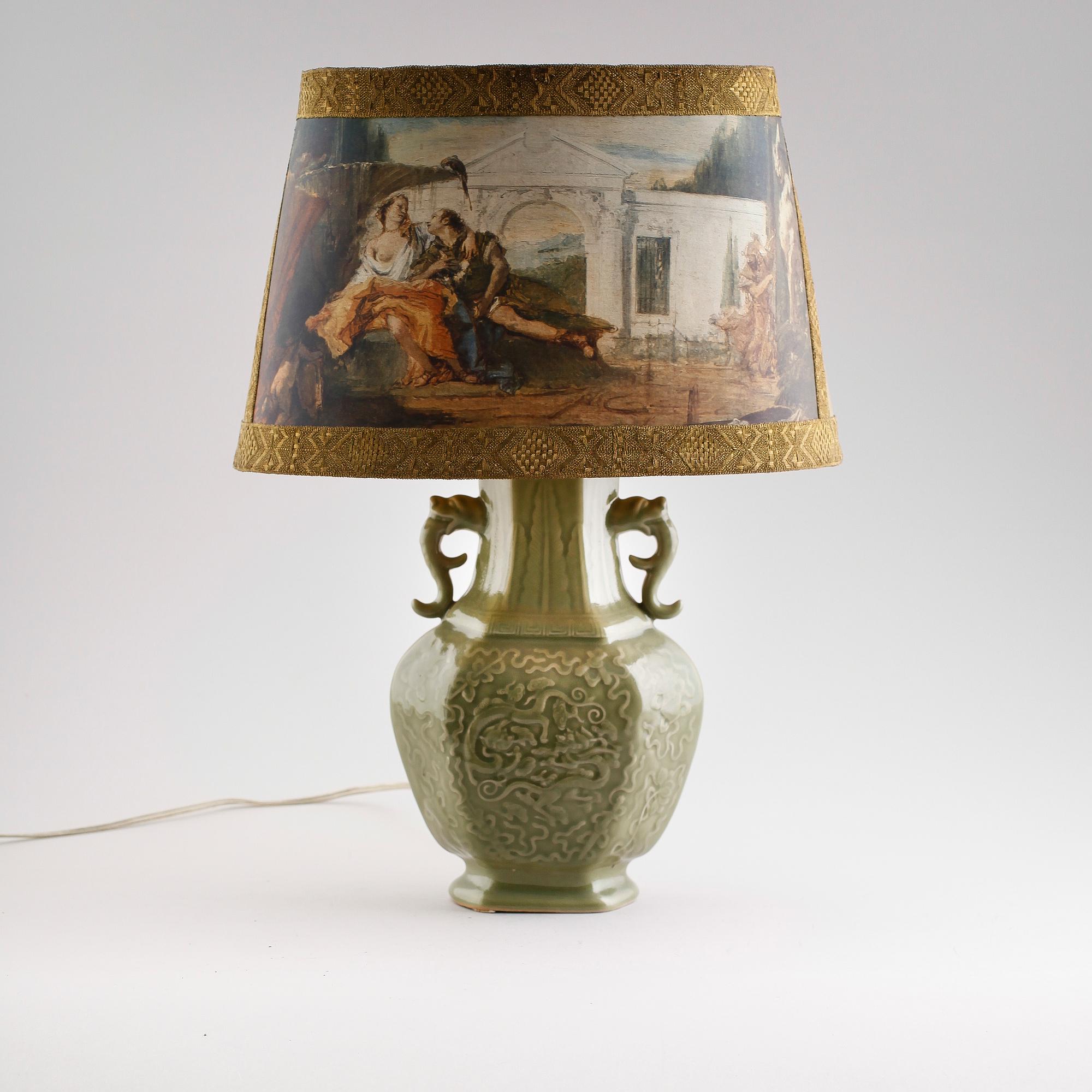 BORDSLAMPA, porslin, Kina, 1900-talets andra hälft.