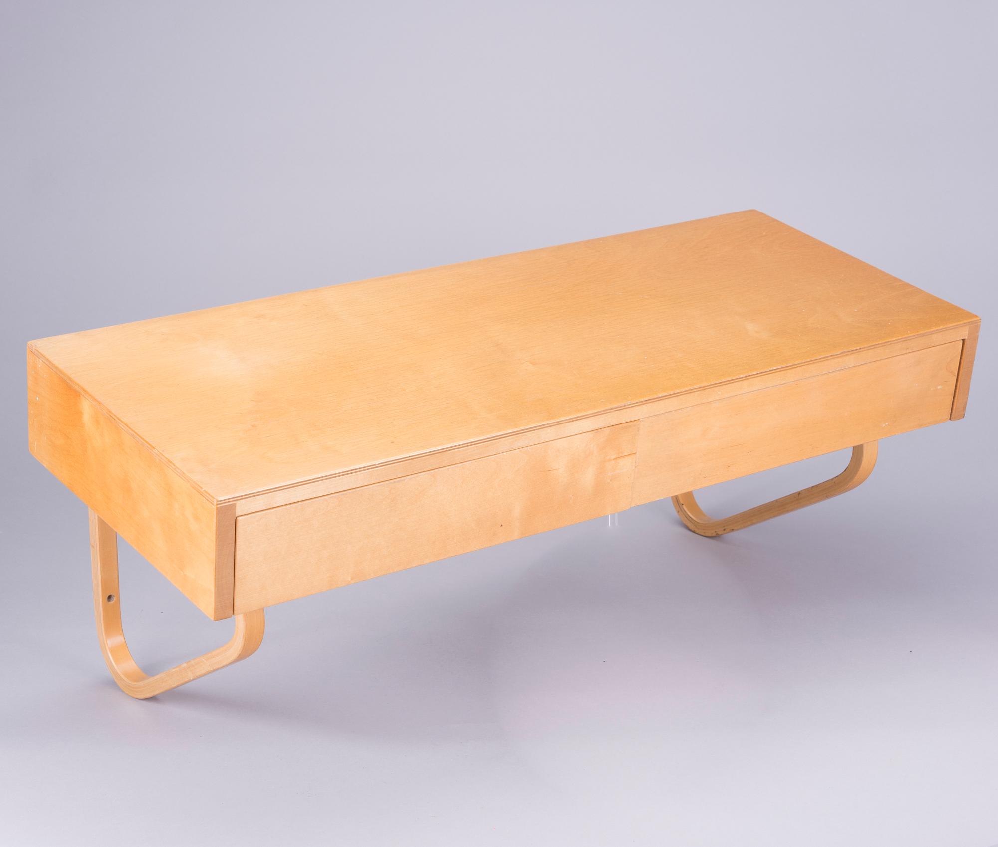 VÄGGKONSOL / VÄGGHYLLA, Alvar Aalto, Artek, 1900-talets mitt.