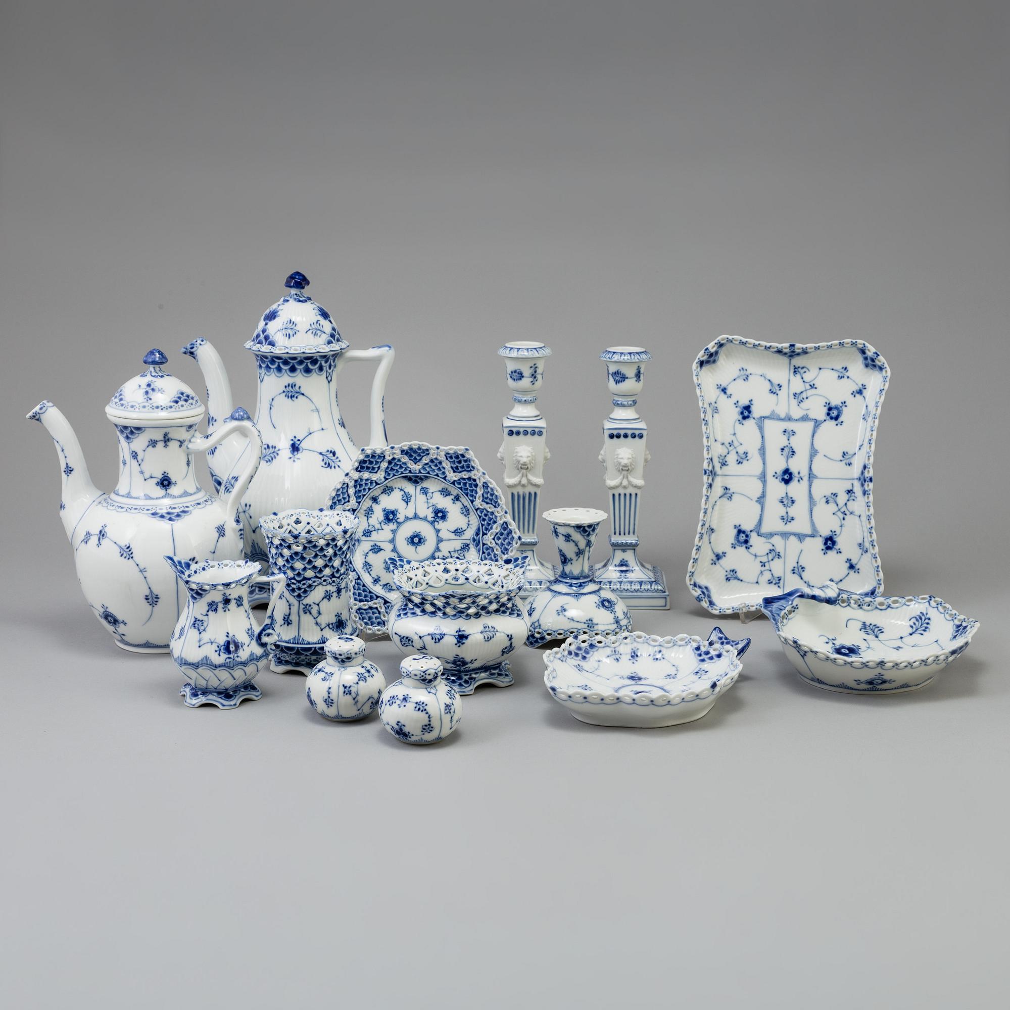 SERVIS, 78 delar, porslin,
"Musselmalet", helblond, Royal Copenhagen, Danmark.