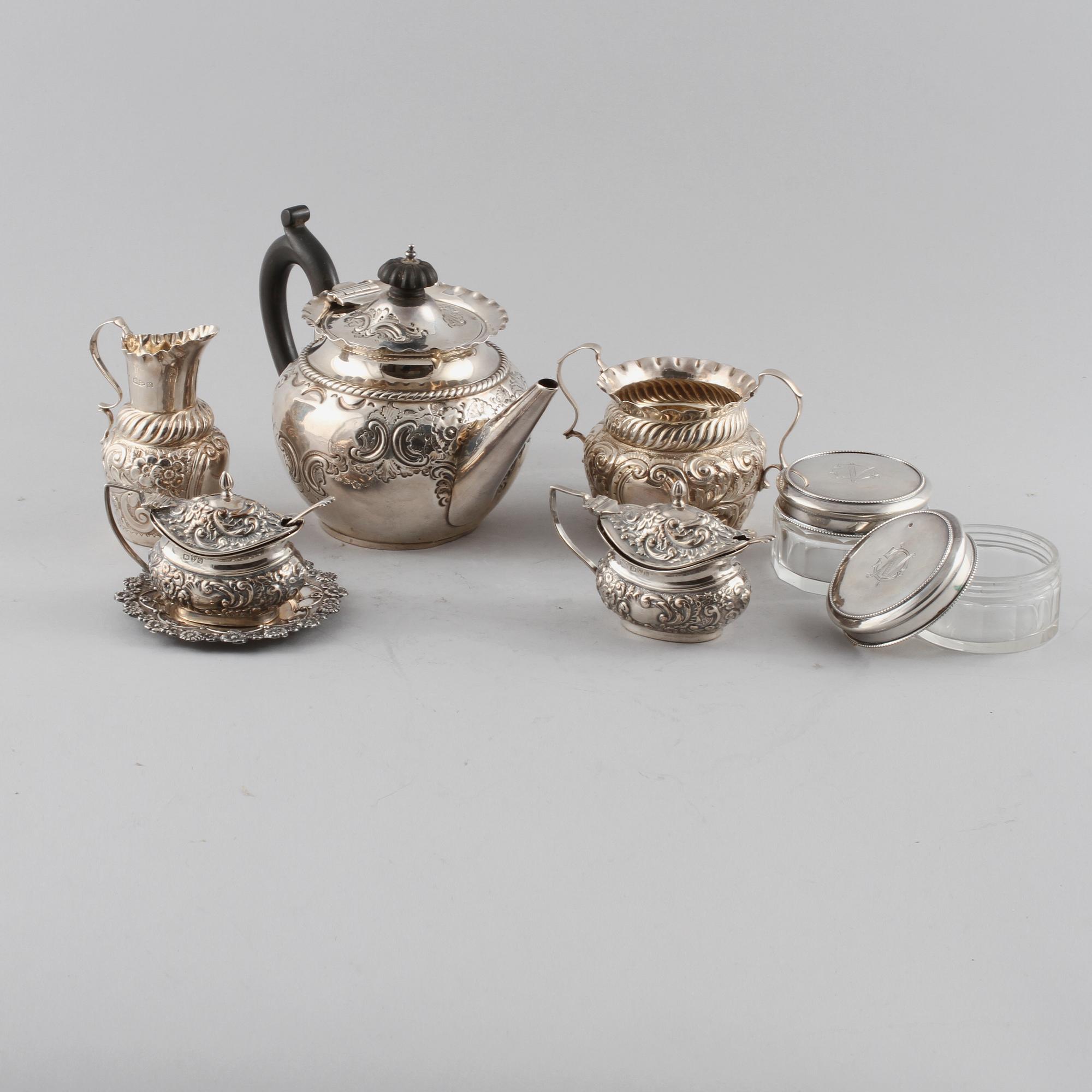 PARTI SILVER, 8 delar, mestadels England, 1800-tal samt 1900-tal. Total vikt (exklusive glasinsatser) 595 g.