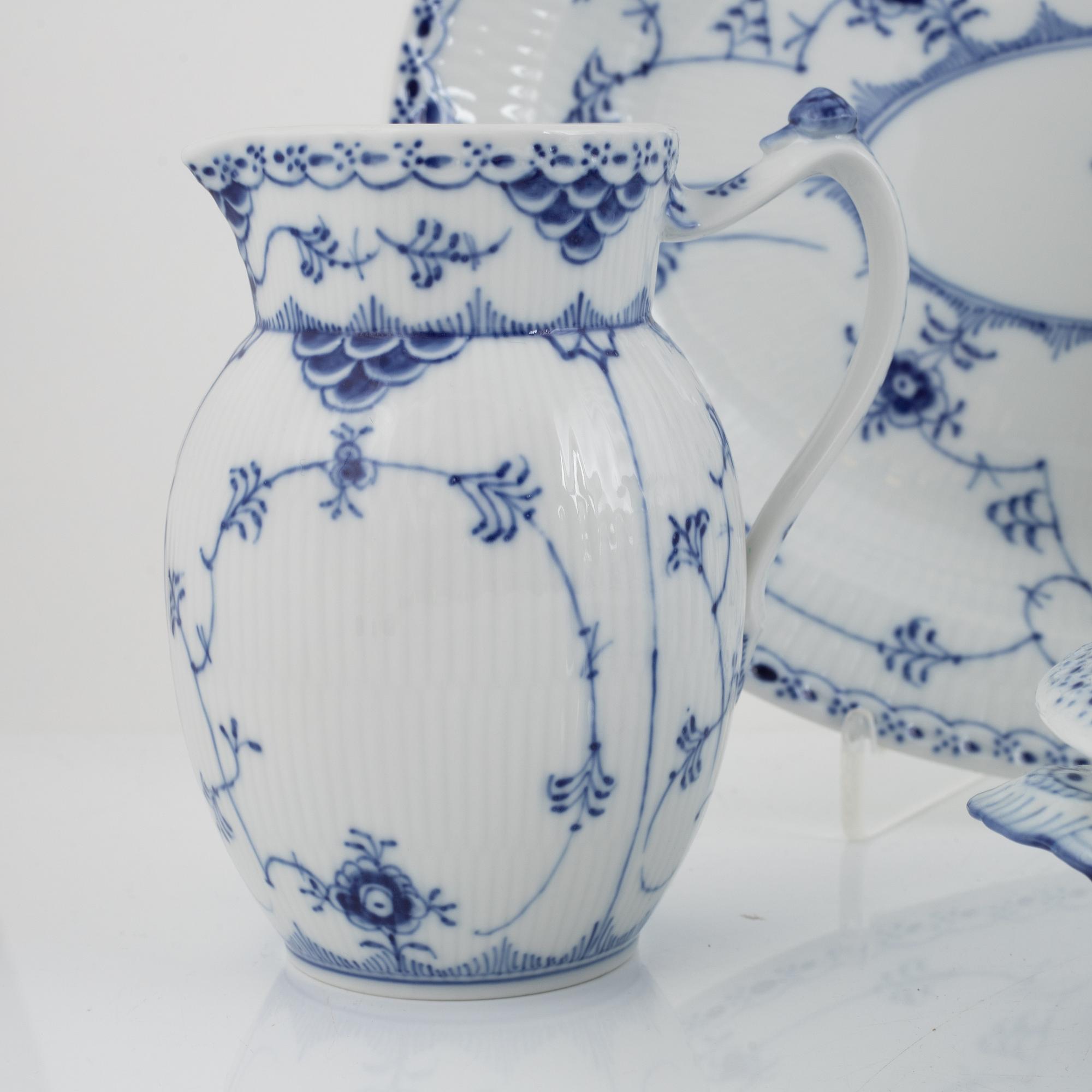 Royal Copenhagen, matservis, 70 delar, "Musselmalet", Danmark.