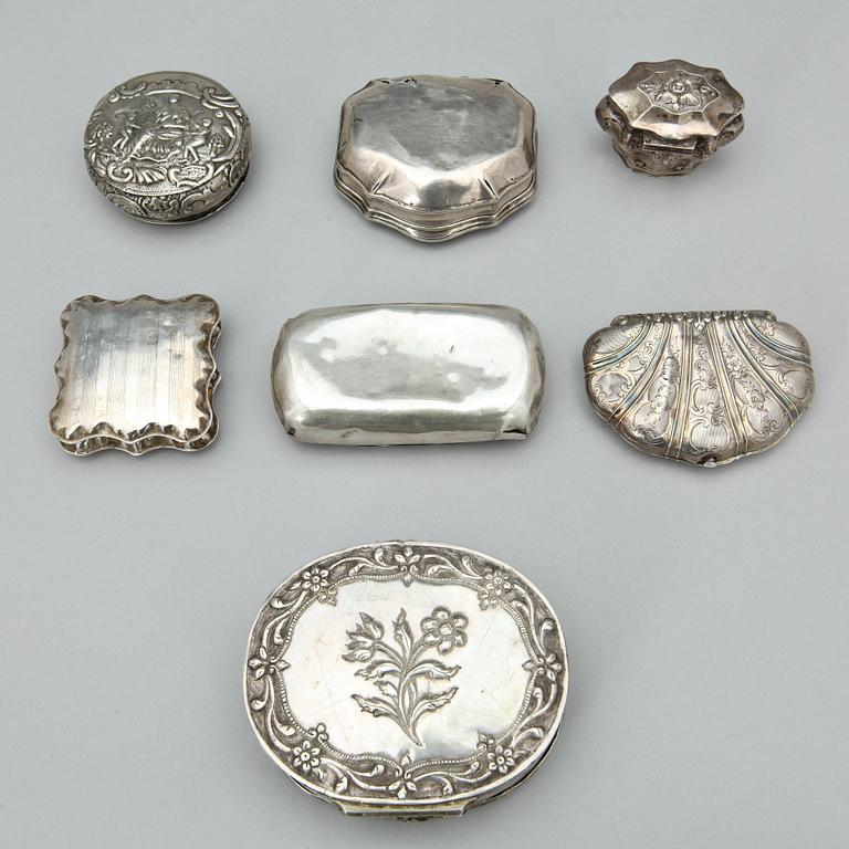 DOSOR, 7 st, silver (den minsta i underhaltigt silver), bland annat 1700-/1800-tal. Total vikt 404 g (inklusive spegel).