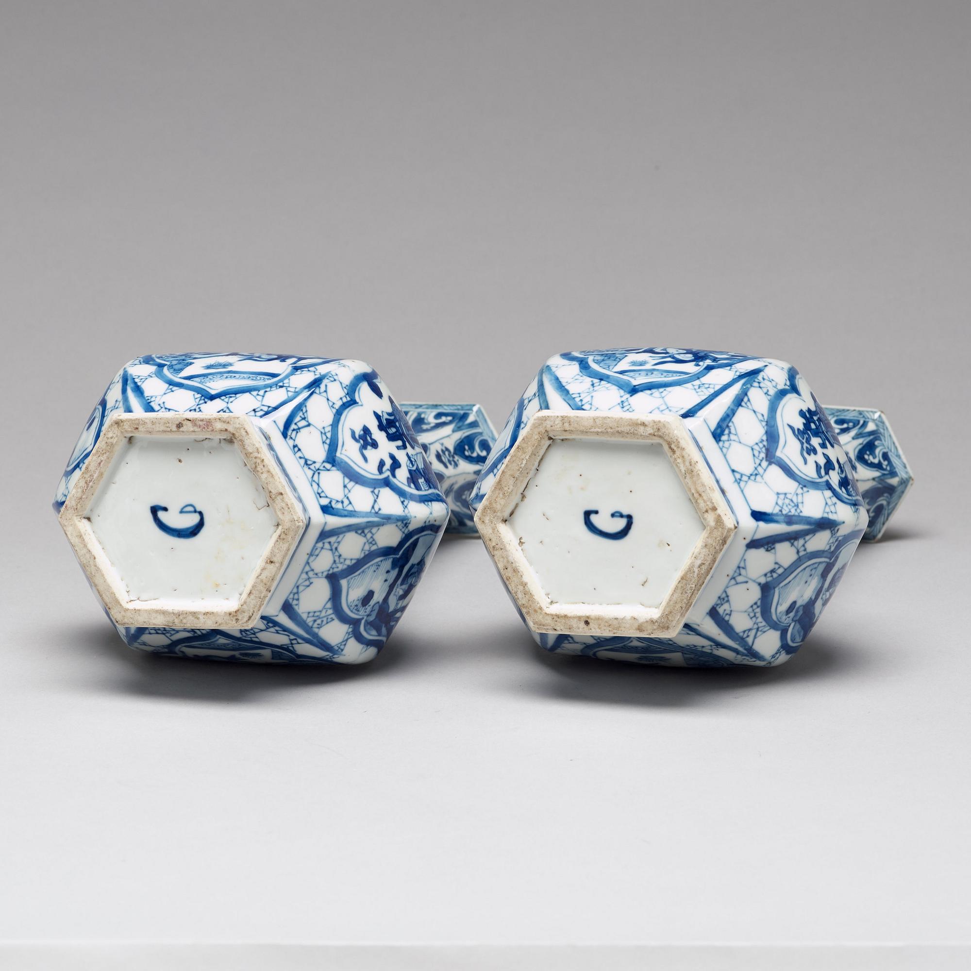 VASER, ett par, porslin. Qingdynastin, Kangxi (1662-1722).