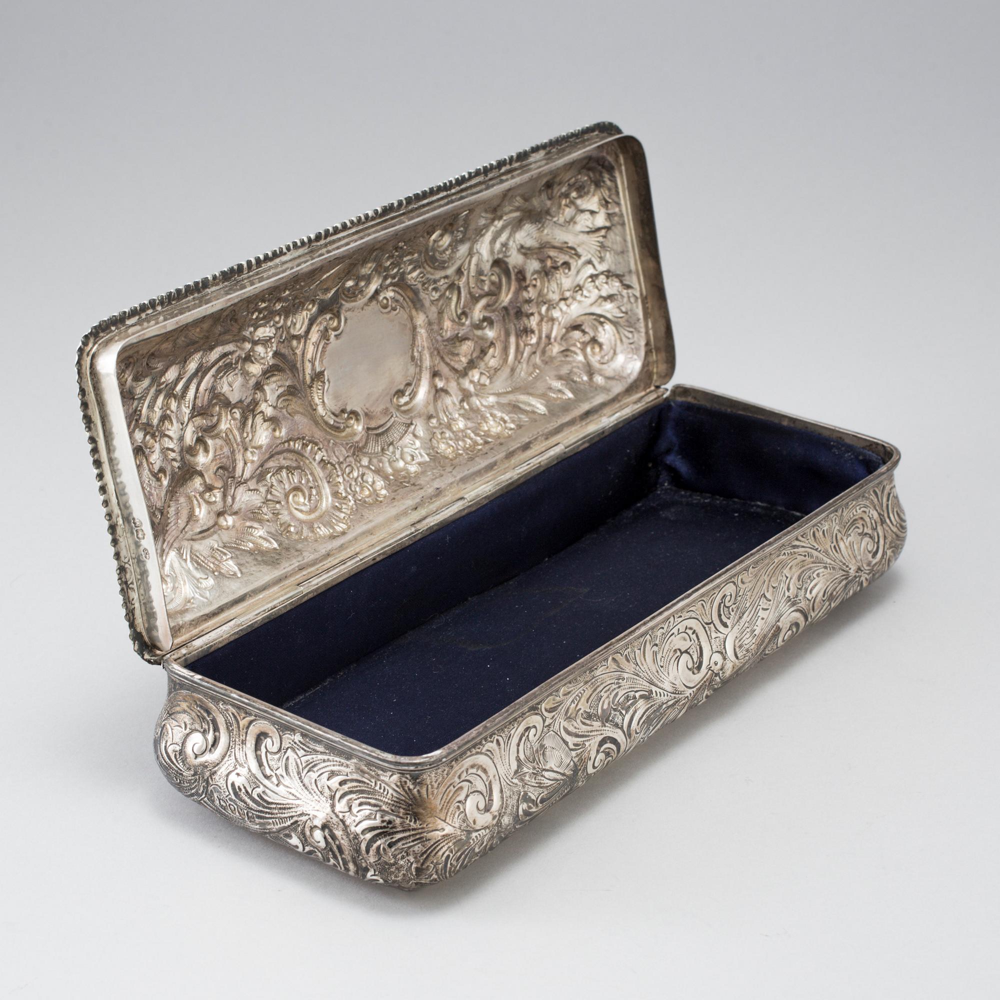 AN ENGLISH VICTORIAN SILVER BOX, London 1887. Weight with loose bottom ca 630 g.