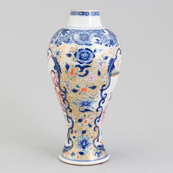 A mandarin porcelain vase, Qing dynasty, Qianlong (1736-95).