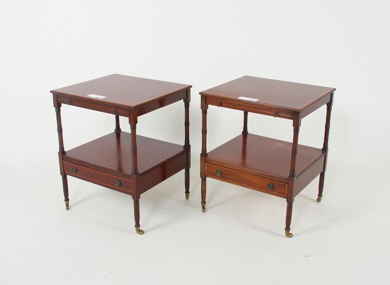 NATTDUKSBORD, ett par, engelsk stil.