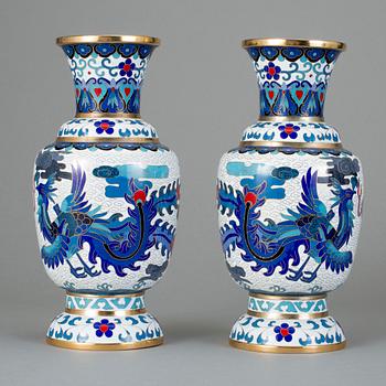 URNOR, ett par, cloisonné, 1900-tal.