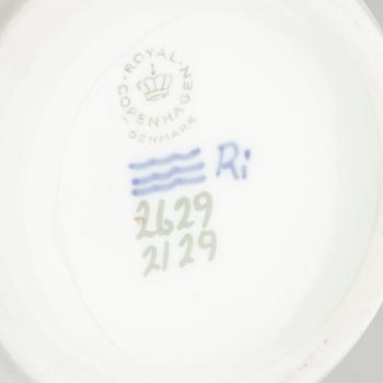 VASER, 2 st porslin Royal Copenhagen samt YTTERFODER, Bing & Gröndahl porslin 1900-talets adnda hälft.