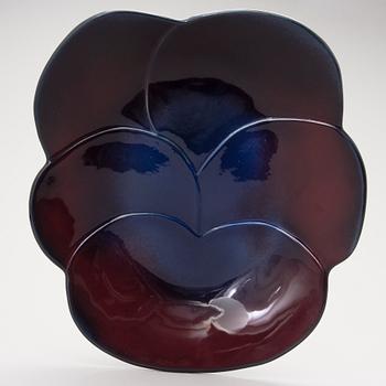 A violet shaped ceramic plate, marked "Viola 1967 Arabia Finland Kaipiainen Invenit".