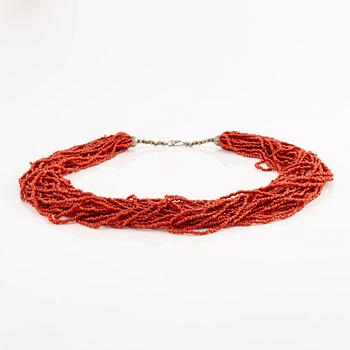 Collier, flerradigt med korall.
