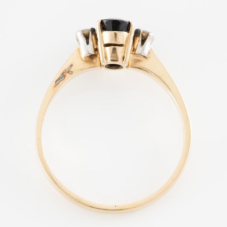 Gold ring with sapphire and brilliant-cut diamonds.