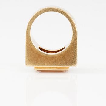 RING, med fasettslipad topas samt 10 briljantslipade diamanter ca 0.30 ct.