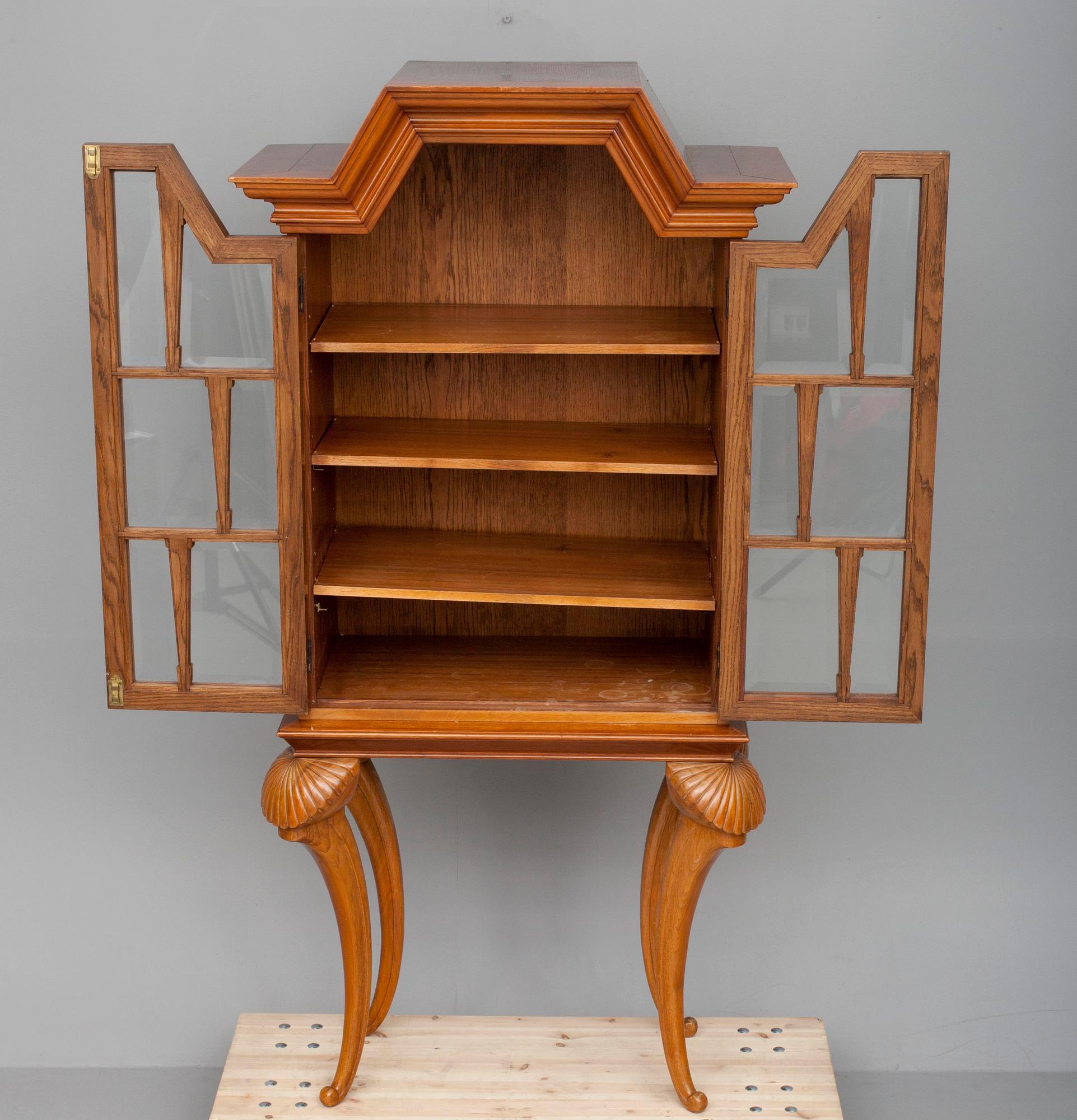 VITRINSKÅP, 1900-talets mitt.