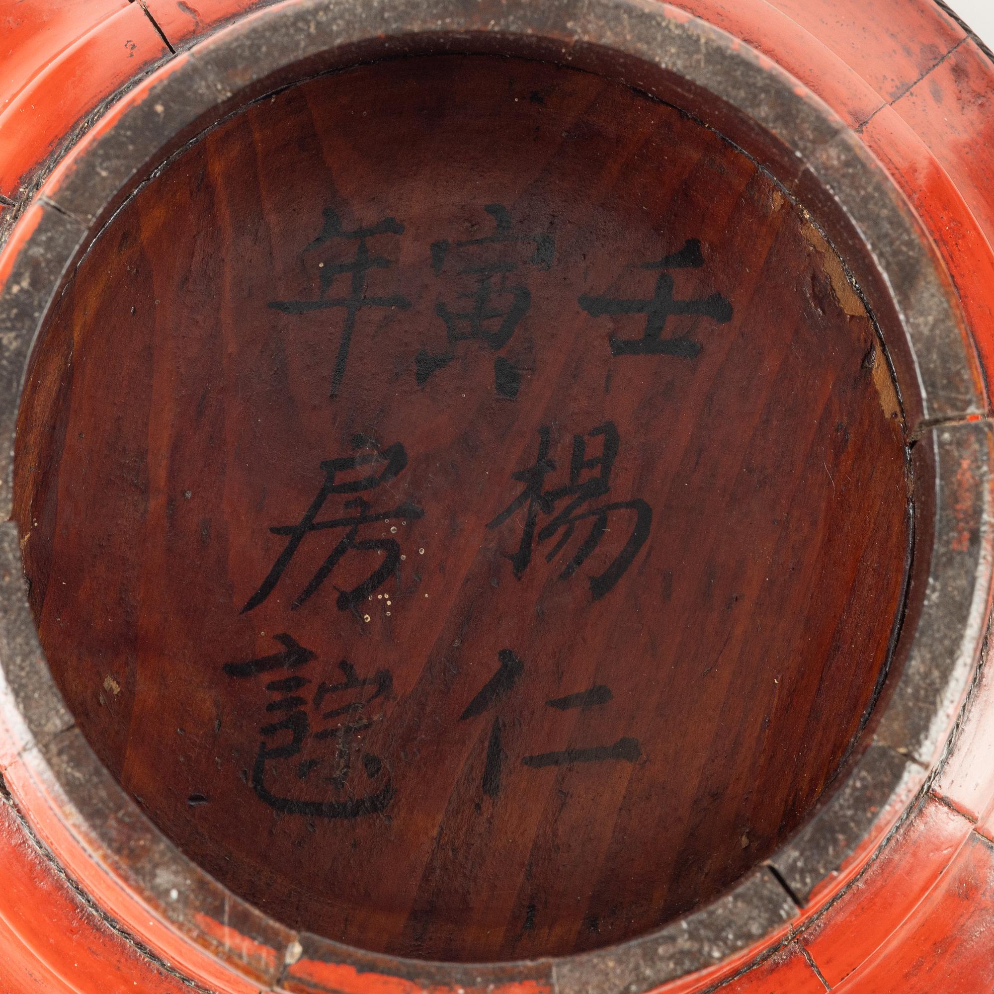 A set with three lacquer trays, 20th Century.
