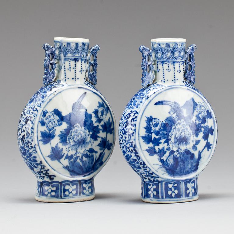 PILGRIMSFLASKOR, ett par, porslin, Kina, sen Qing.