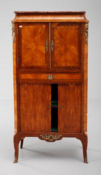 SKÅP. Gustaviansk stil, 1900-tal.