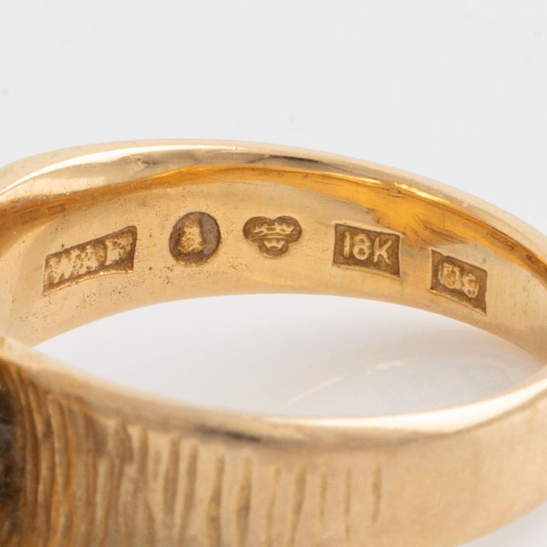 WA Bolin ring in 18K gold and enamel with round brilliant-cut diamonds, designed by Barbro Littmarck.
