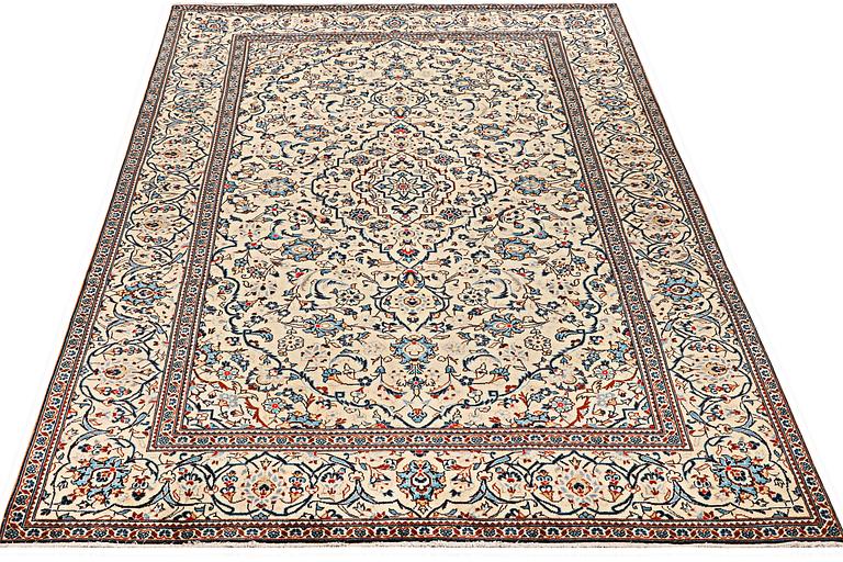 A carpet, Kashan, ca 301 x 193 cm.