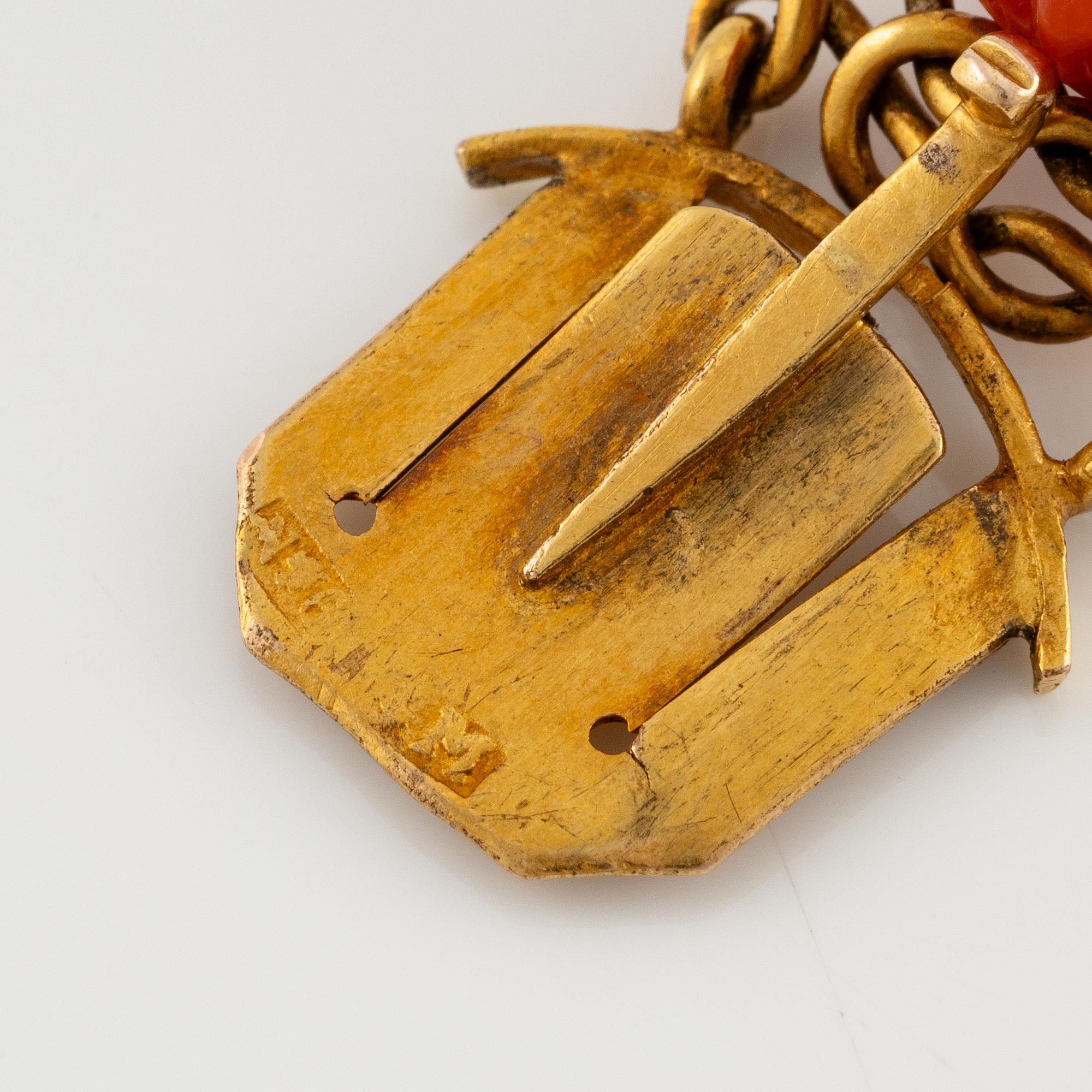 Armband 14K guld och skuren korall i form av flodhästar och ett lejon.