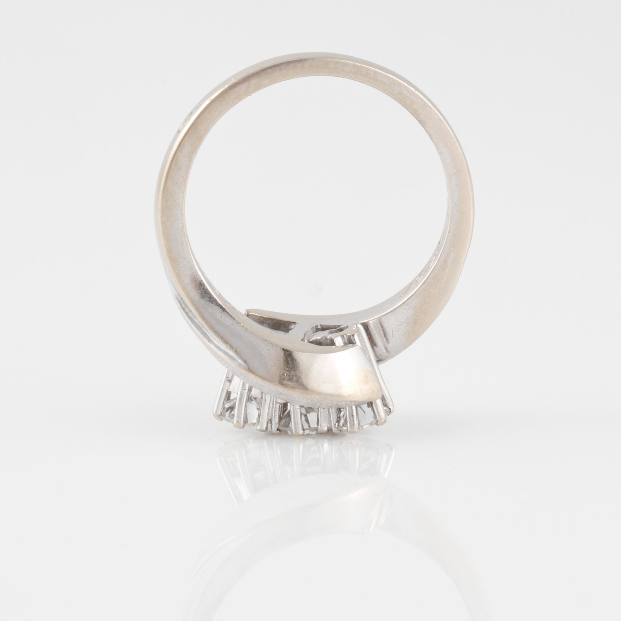 RING, med 3 briljantslipade diamanter ca 0.45 ct.