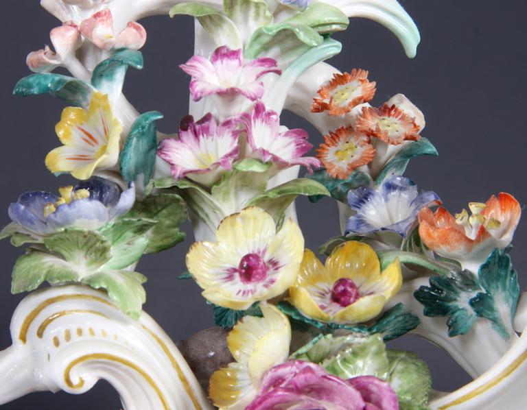 BORDSPENDYL OCH KANDELABRAR, 2+1 delar, porslin, Meissen, rokokostil.