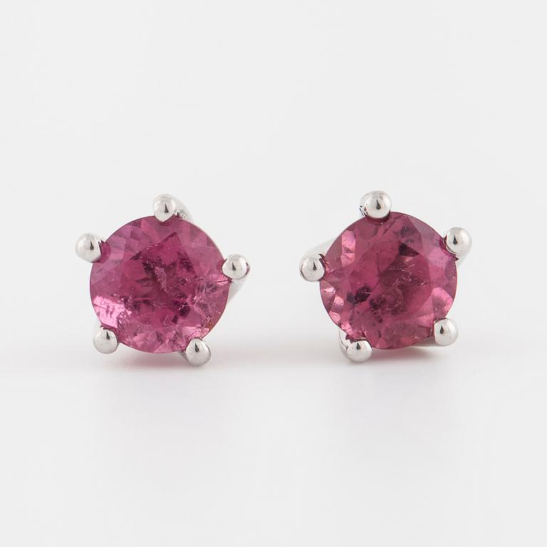 A pair of torumaline earrings, ca 1.00 ct.