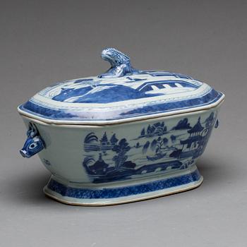 A BLUE AND WHITE TUREEN AND A BLUE AND WHITE SERVING DISH, CHINA, 18th/19th CENTURY.