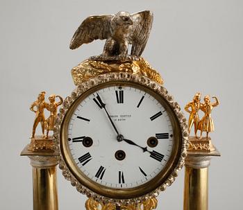 BORDSPENDYL, förgylld brons, med speldosa, 1800-tal.