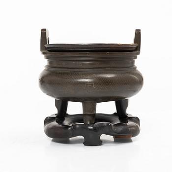 A tripod, Japan, early 20th century.