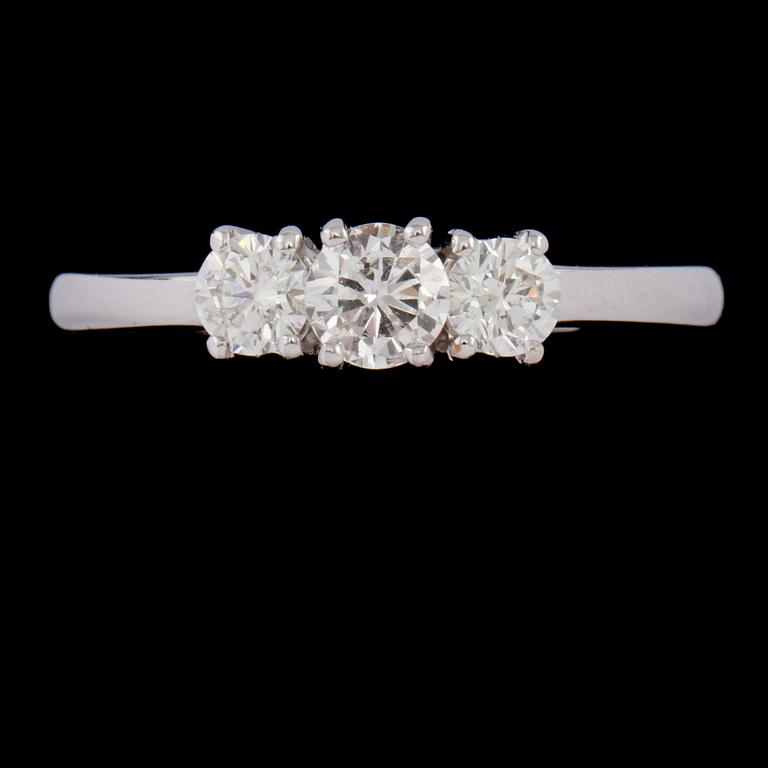 RING, 18k vitguld med 3 briljantslipade diamanter, 0.70 ct. Vikt 3 g.