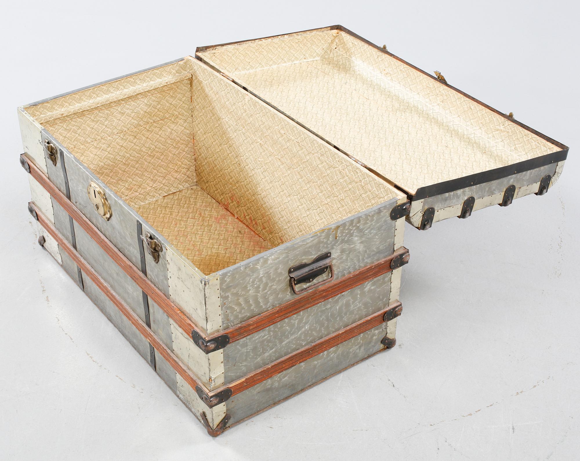 A trunk, so called American trunk, made in the first half of the 20th century.