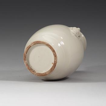 A blanc de chine vase, late Qing dynasty (1644-1912).