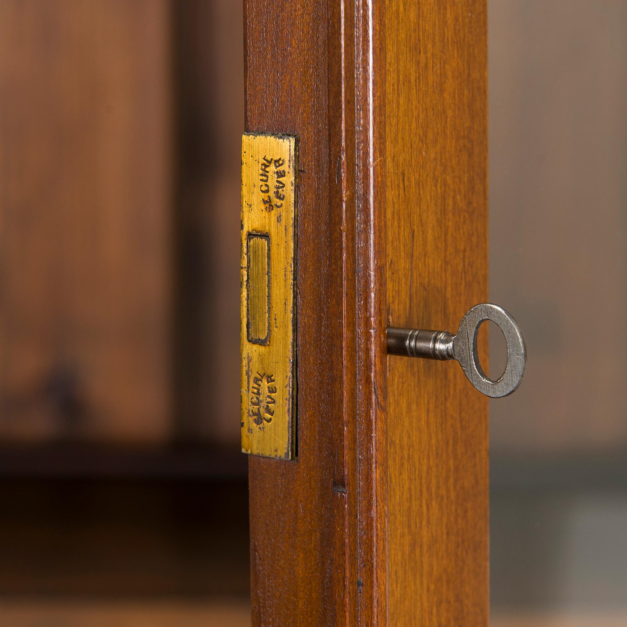 Vitrinskåp, 1900-talets första hälft.