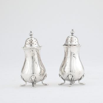 SALT- OCH PEPPARSTRÖARE I ETUI, ett par snarlika, silver, Chester resp Birmingham 1907. Tot ca 113 gram.