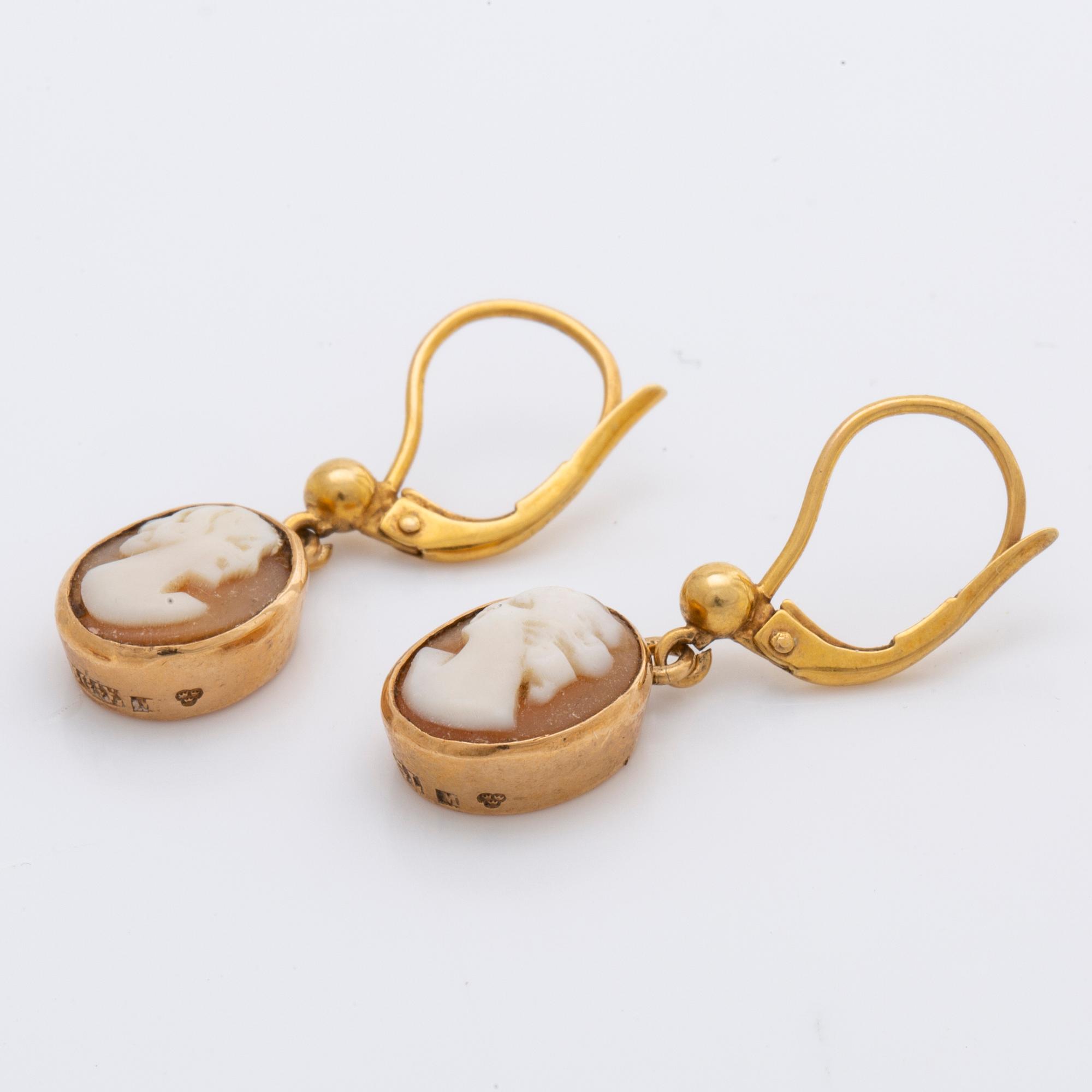 CAMÉ BROSCH och HÄNGE samt ÖRHÄNGEN, 18K guld, snäckcamé, 1926.