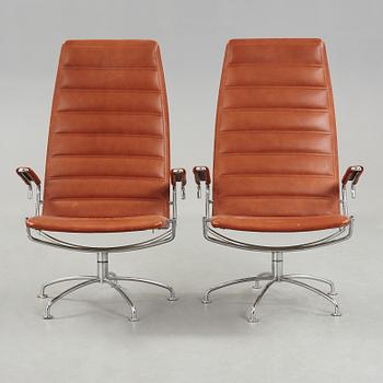 A pair of Jens Amundsen lounge chairs and a side table 'SAS Chair Series', Fritz Hansen, Denmark 1979.