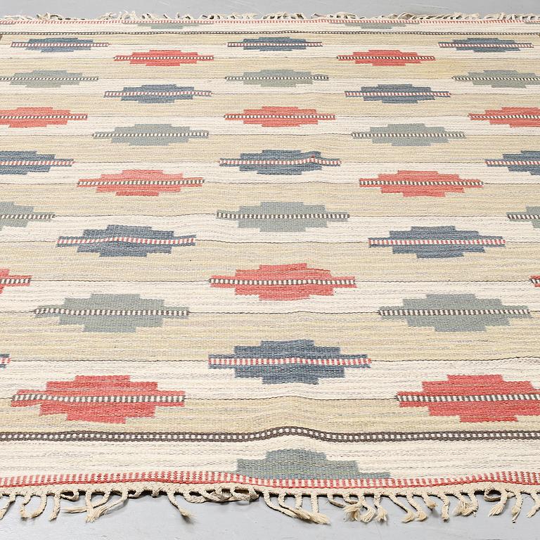 A CARPET, flat weave, ca 313 x 200,5 cm, signed L J (probably Lilian Johanesson).