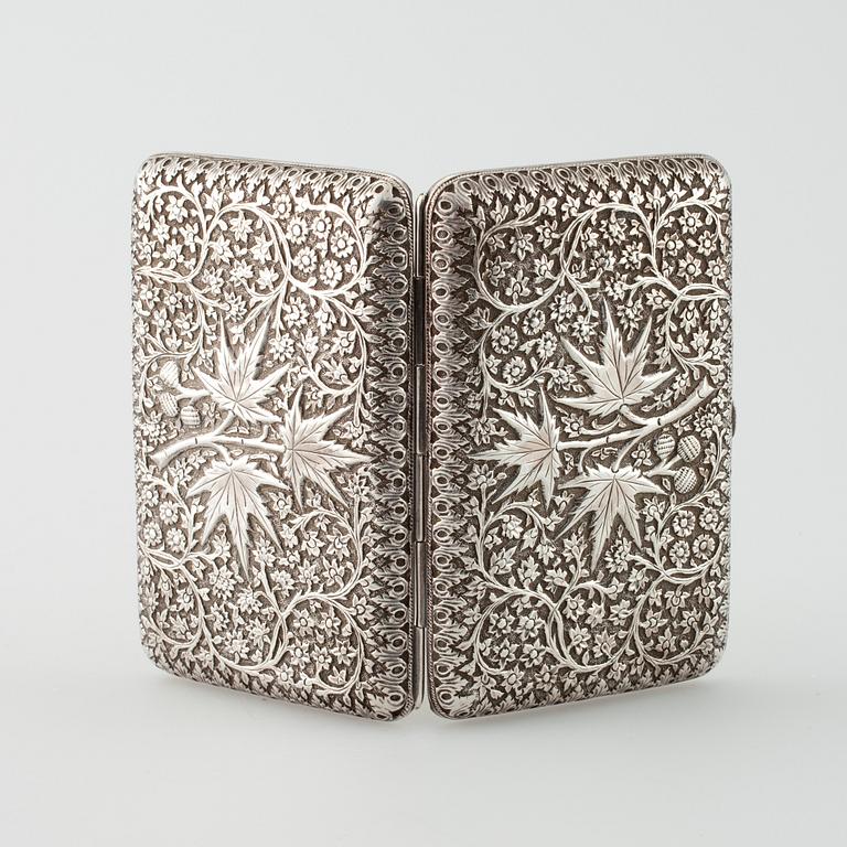 CIGARETTETUI, ostämplat silver. Vikt ca 148,7 g.