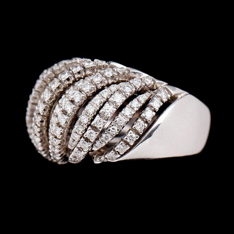 RING, 18 k vitguld, briljantslipade diamanter tot ca 1.50 ct. Total vikt ca 19 g.