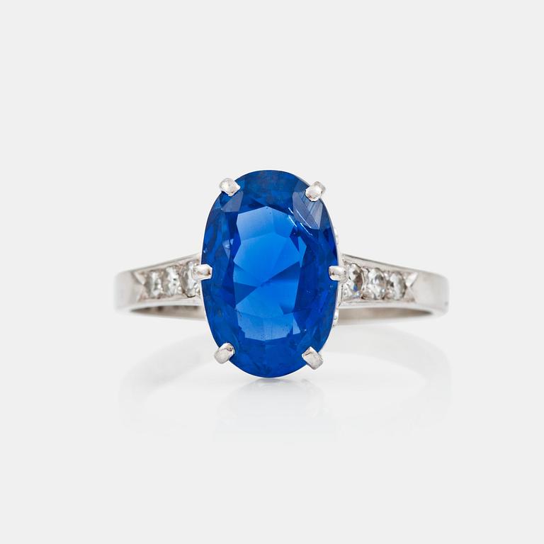 RING med safir ca 5.50 ct samt åttkantsslipade diamanter totalt ca 0.13 ct.